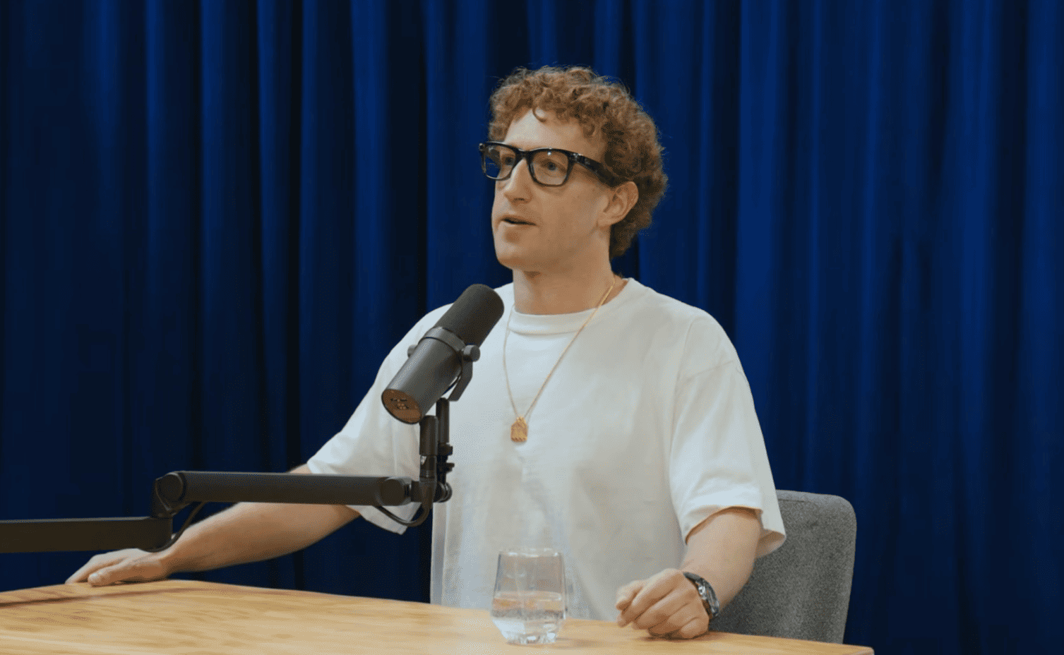 Mark Zuckerberg xuất hiện với áo phông, đeo dây chuyền, đồng hồ trong podcast This Past Weekend.