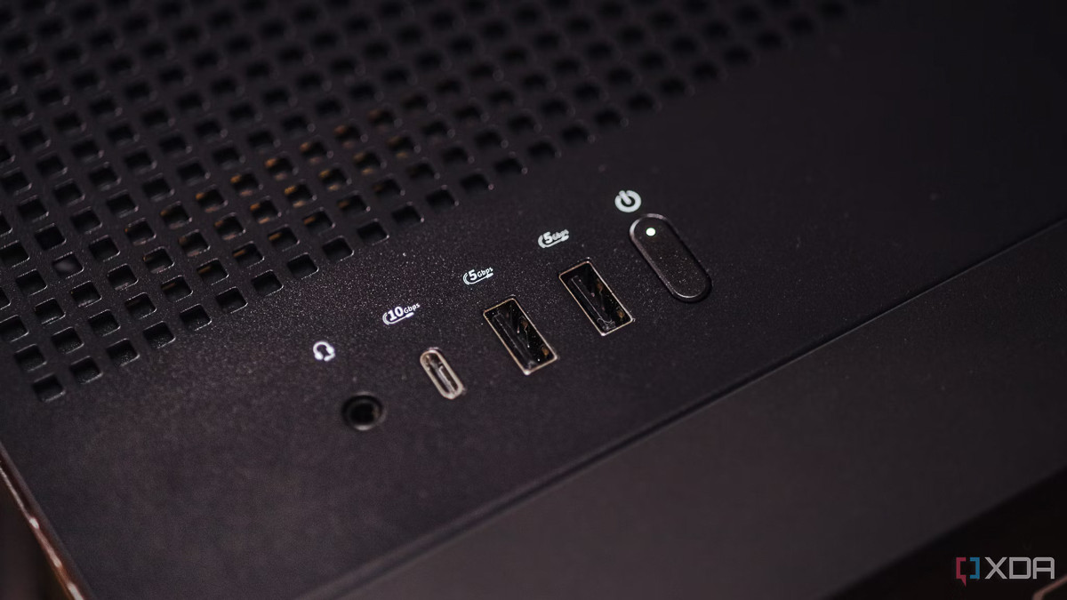 Nút nguồn kích thước khá nhỏ, có thể gây chút bất tiện khi thao tác ban đầu nhưng cũng giúp chiếc máy trông hiện đại hơn