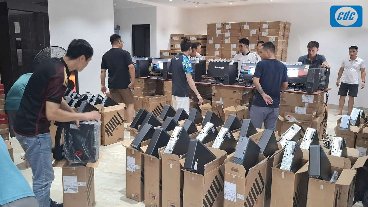 Đội ngũ kỹ thuật kiểm tra và thiết lập thiết bị theo lô trước khi bàn giao