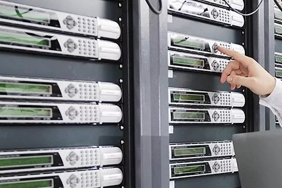 Văn phòng mới là cơ hội tuyệt vời để doanh nghiệp “làm lại từ đầu” phần hạ tầng mạng. Một tủ rack gọn gàng, đánh nhãn rõ ràng sẽ giúp IT giảm 70% thời gian xử lý sự cố.