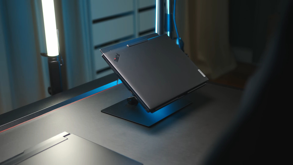 Khung hợp kim và thiết kế quạt thông minh giúp máy vận hành ổn định.