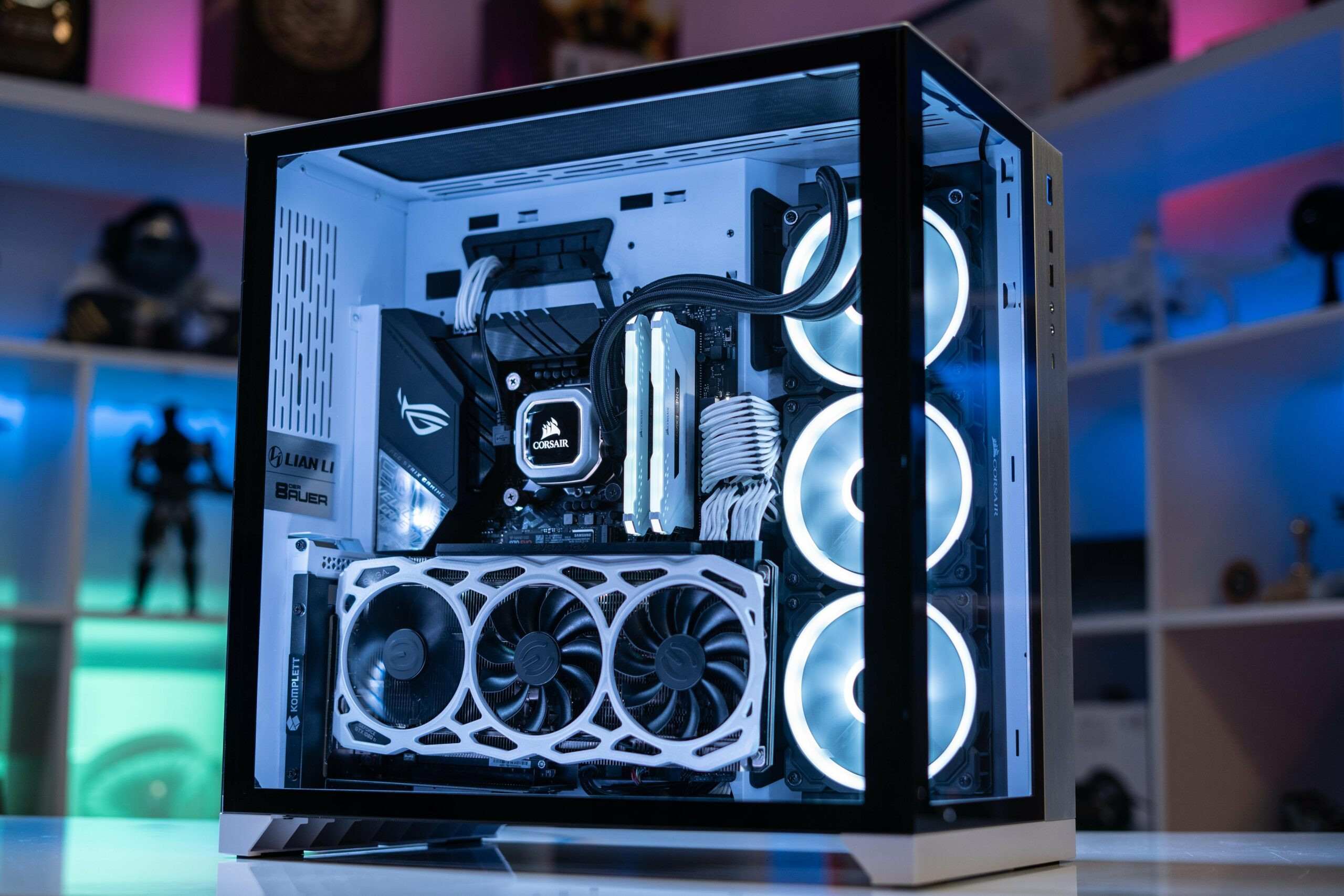 PC case rời là kiểu máy tính truyền thống, trong đó các linh kiện phần cứng được lắp trong một thùng máy riêng biệt.