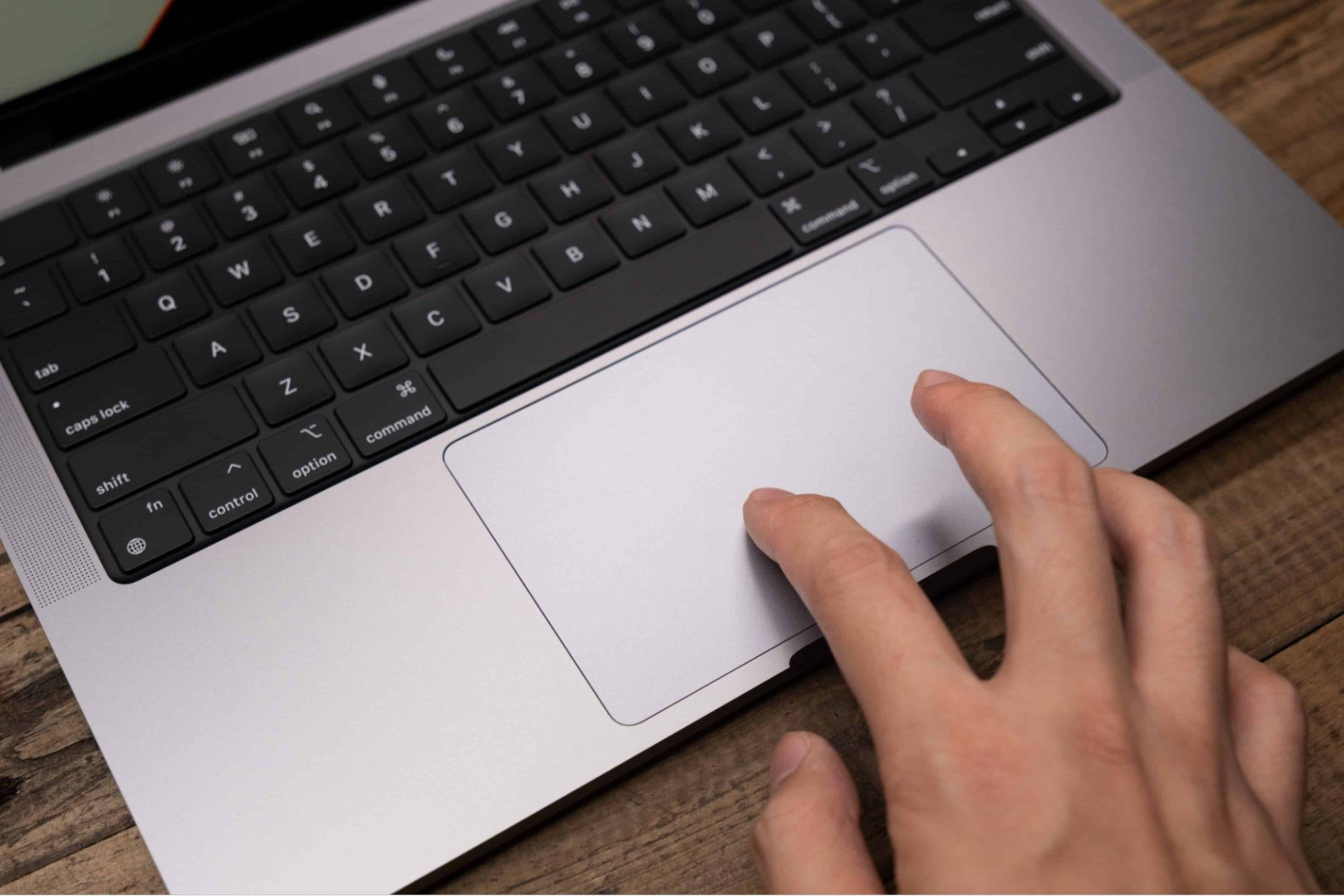 MacBook nổi tiếng với trackpad rộng và nhạy, hỗ trợ nhiều cử chỉ giúp thao tác nhanh hơn