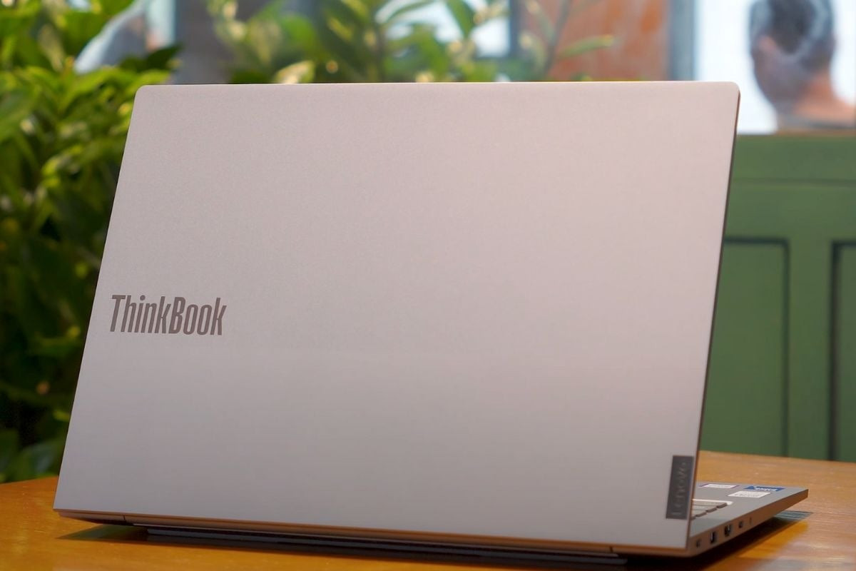 ThinkBook 14 G8 IRL là lựa chọn lý tưởng cho người thường xuyên di chuyển, làm việc linh hoạt nhiều địa điểm