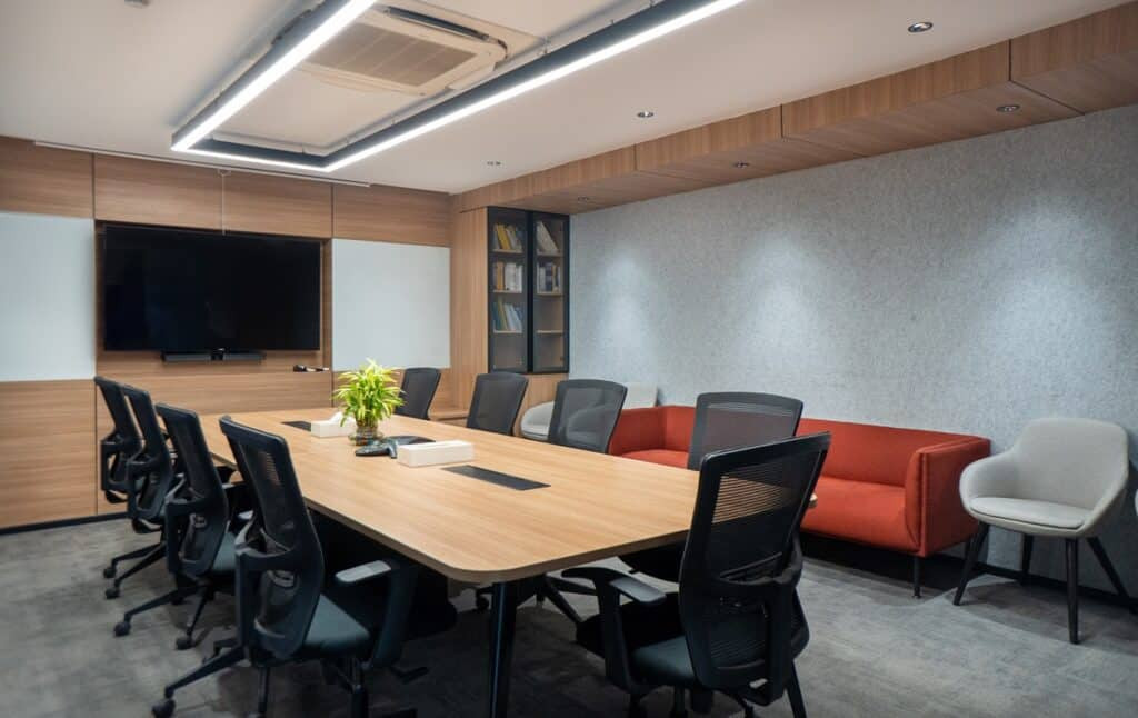 Máy tính CDC đi vào tìm hiểu cách chuẩn hóa toàn bộ thiết bị phòng họp SME từ webcam, micro, loa, màn hình đến cách bố trí không gian để buổi họp luôn rõ nét, chuyên nghiệp