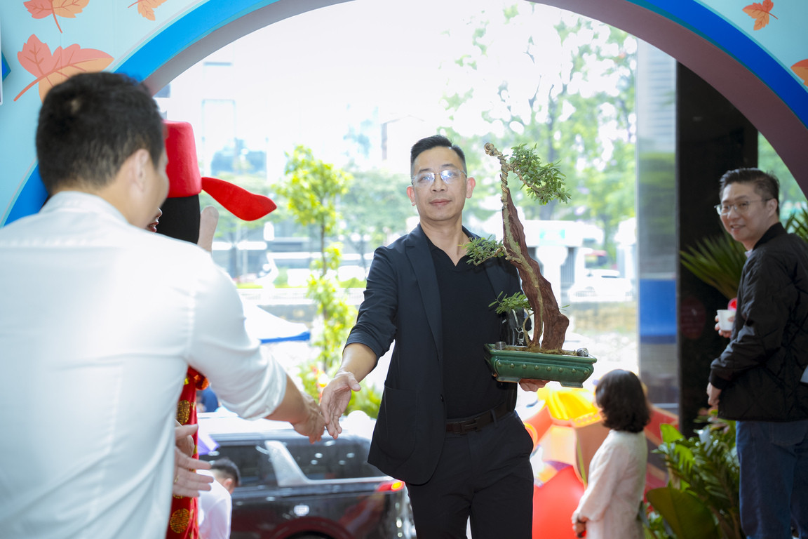 CDC nhận được rất nhiều cây xanh – Quà mừng khai trương từ các khách mời