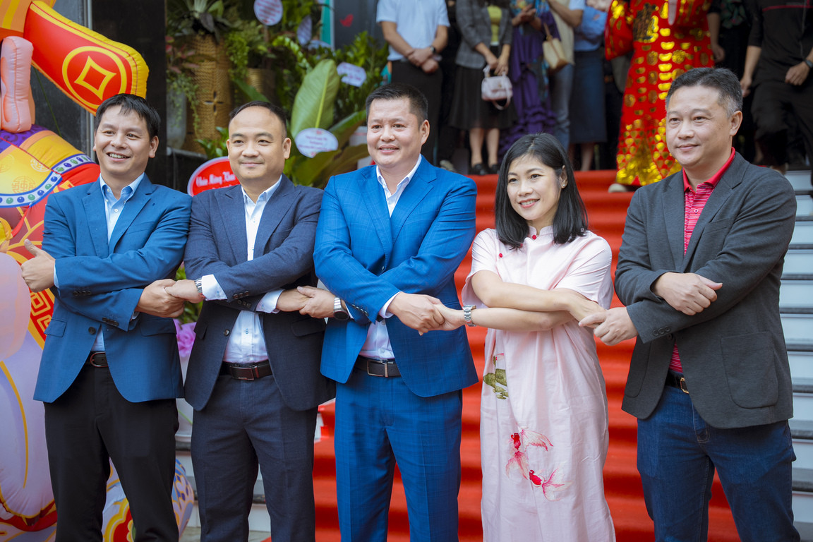 Từ trái qua: Mr. Nguyễn Minh Đức, TGĐ HP Việt Nam – Mr. Nguyễn Văn Giáp, TGĐ Lenovo Việt Nam – Mr. Phạm Tuấn Dũng, GĐ CTCP Công nghệ CDC – Ms. Siau, Yen Yen TGĐ Dell Việt Nam – Mr. Vũ Cao Cường GĐ dự án Brother Việt Nam