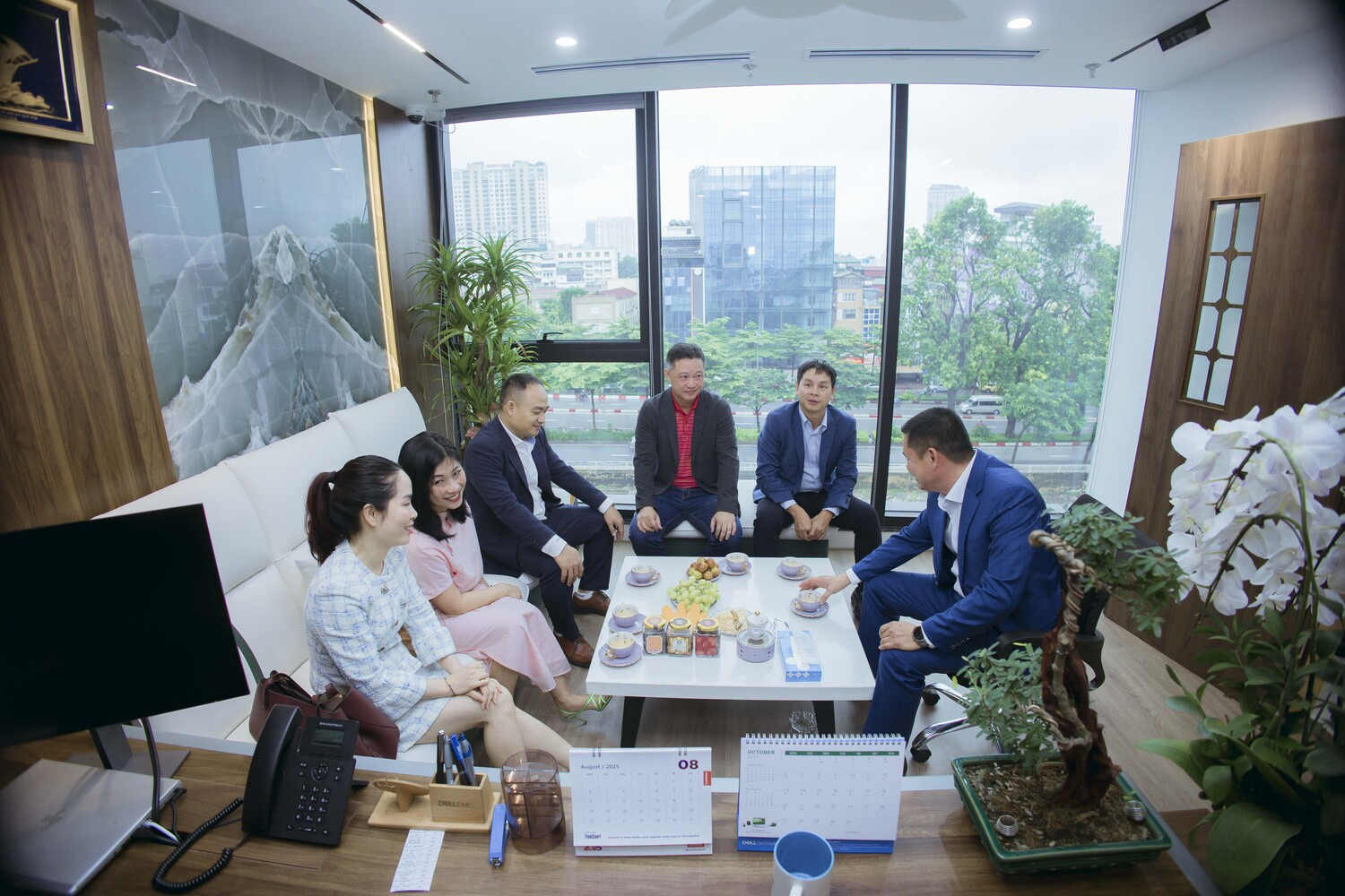 Khách mời tham quan không gian làm việc hiện đại tại CDC Building