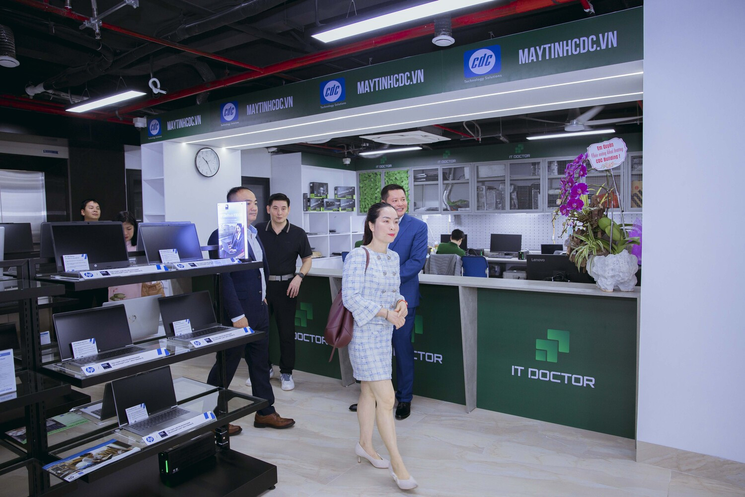 Khách mời tham quan showroom Máy tính CDC và khu vực sửa chữa IT Doctor tại tầng 7 của tòa nhà