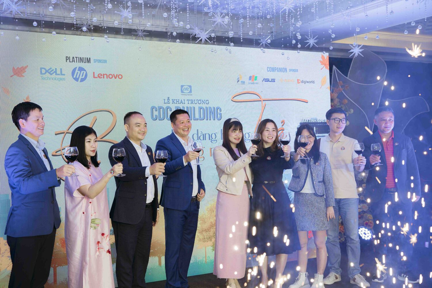 Các đại diện nâng ly chúc mừng trong tiệc tri ân, giao lưu thân mật sau phần lễ