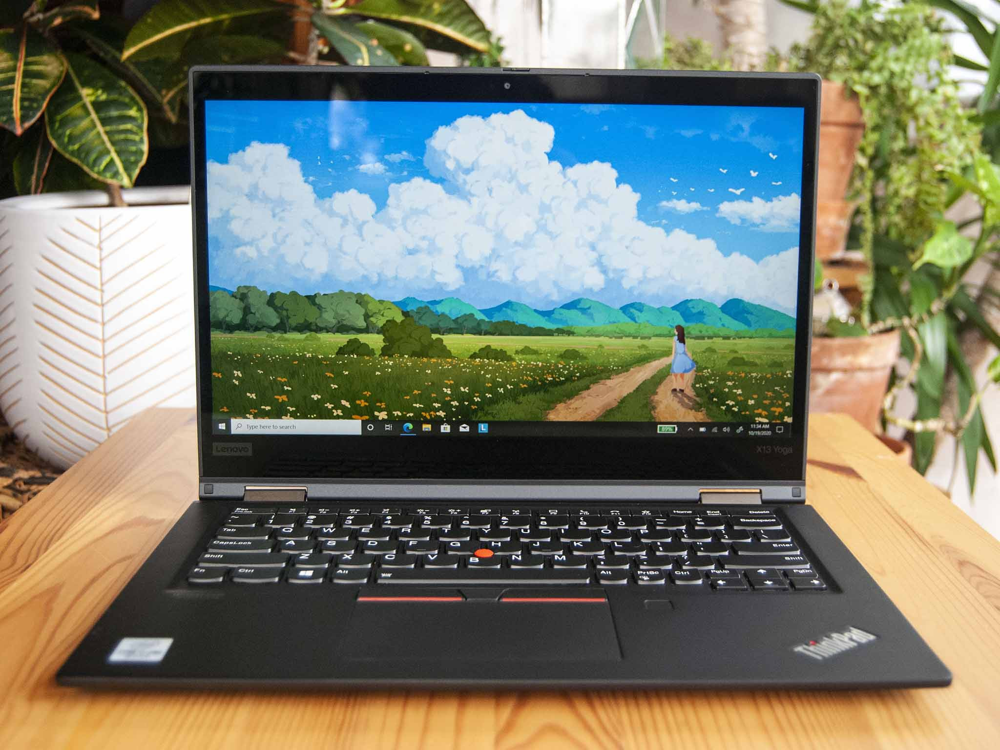 Tuy chỉ nặng khoảng 1.23kg và dày chưa đến 17mm, chiếc laptop này vẫn mang đến cảm giác cầm chắc tay.