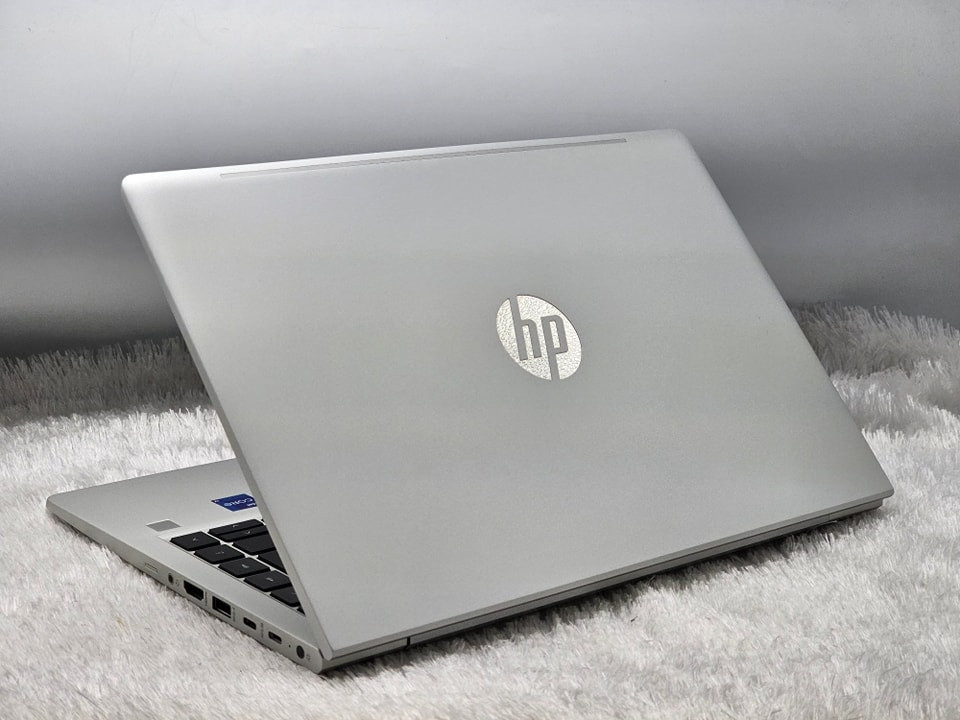 Laptop HP ProBook 440 G10 9H8U4PT được thiết kế với chất liệu vỏ nhôm mỏng nhẹ, chỉ có trọng lượng 1.37kg và kích thước 12,67 x 8,42 x 0,78 inch, dễ dàng mang theo trong các chuyến công tác hay di chuyển hàng ngày