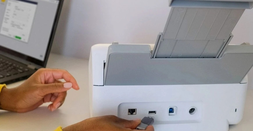 Brother ADS-3100 sử dụng chuẩn USB 3.0, đảm bảo tốc độ truyền dữ liệu ổn định khi quét file dung lượng lớn.