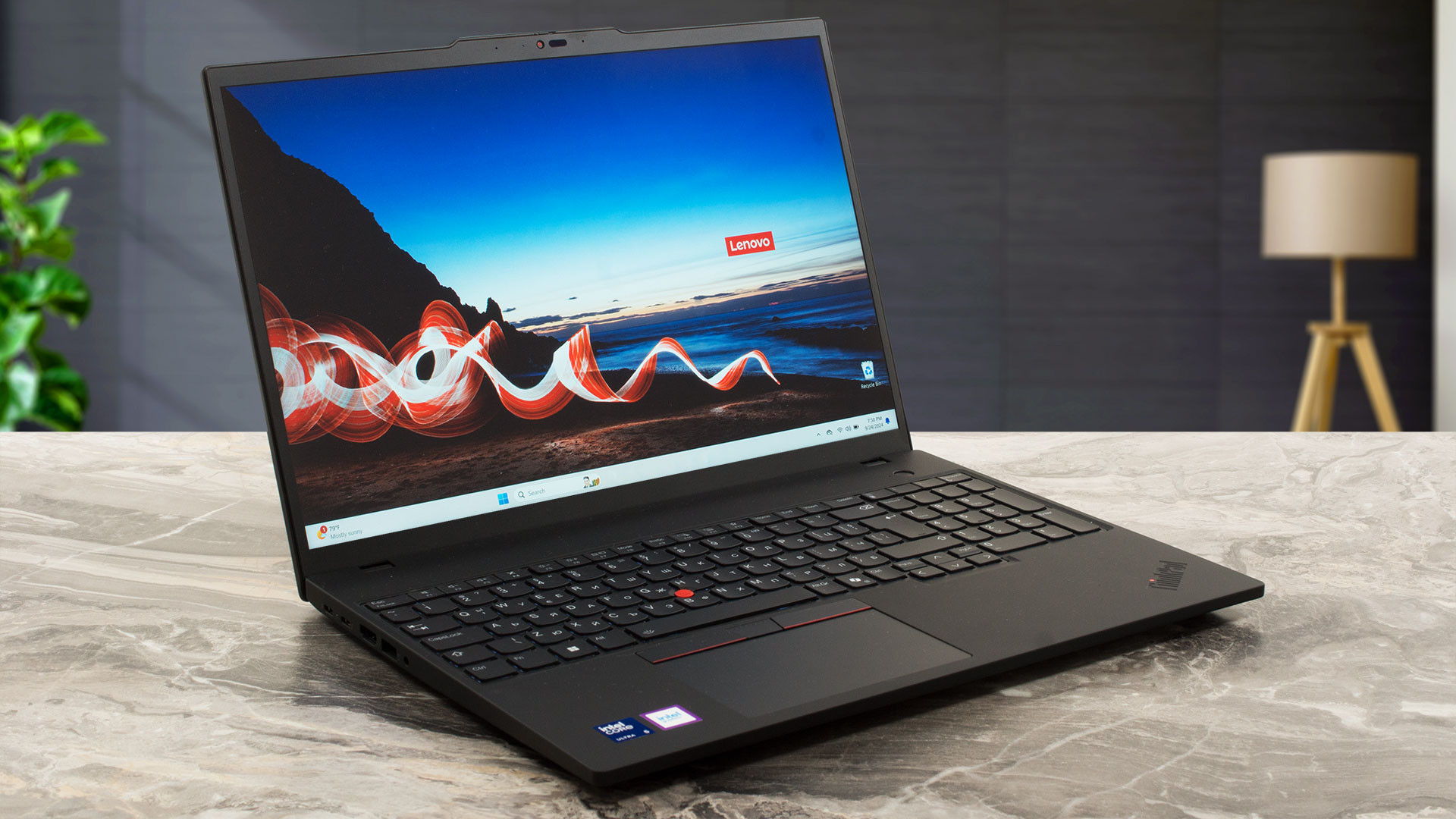T16 Gen 3 được thiết kế tối giản, vuông vức theo phong cách cổ điển của dòng ThinkPad