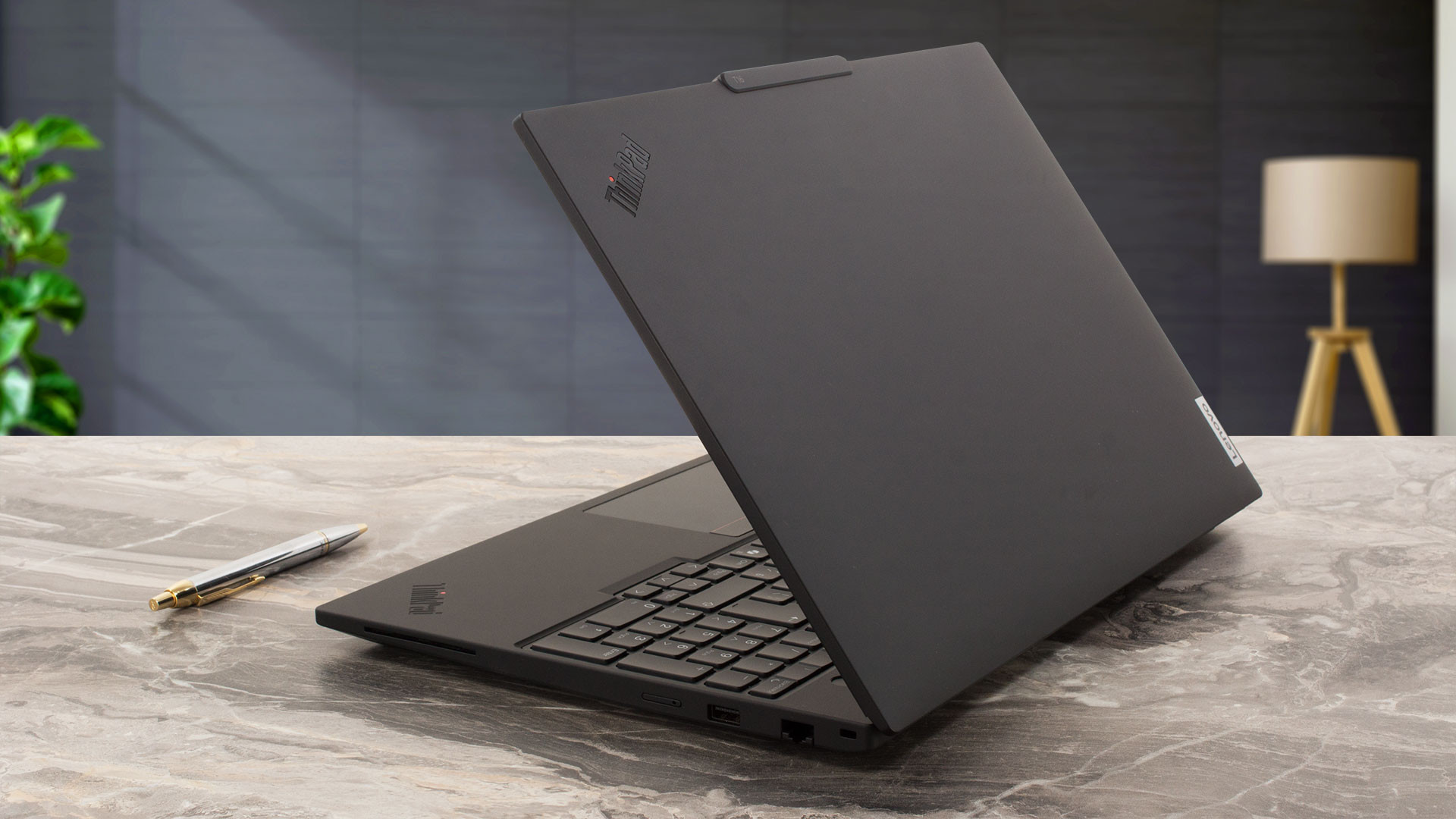 ThinkPad T16 Gen 3 mang đến hiệu năng đa nhiệm ấn tượng, xử lý tốt các tác vụ và có không gian lưu trữ lớn