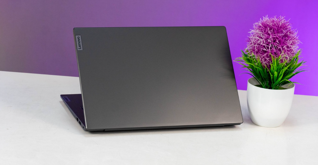 Ấn tượng đầu tiên khi cầm Lenovo V14 Gen 4 là trọng lượng nhẹ (1.43kg) và thiết kế khá gọn gàng. 