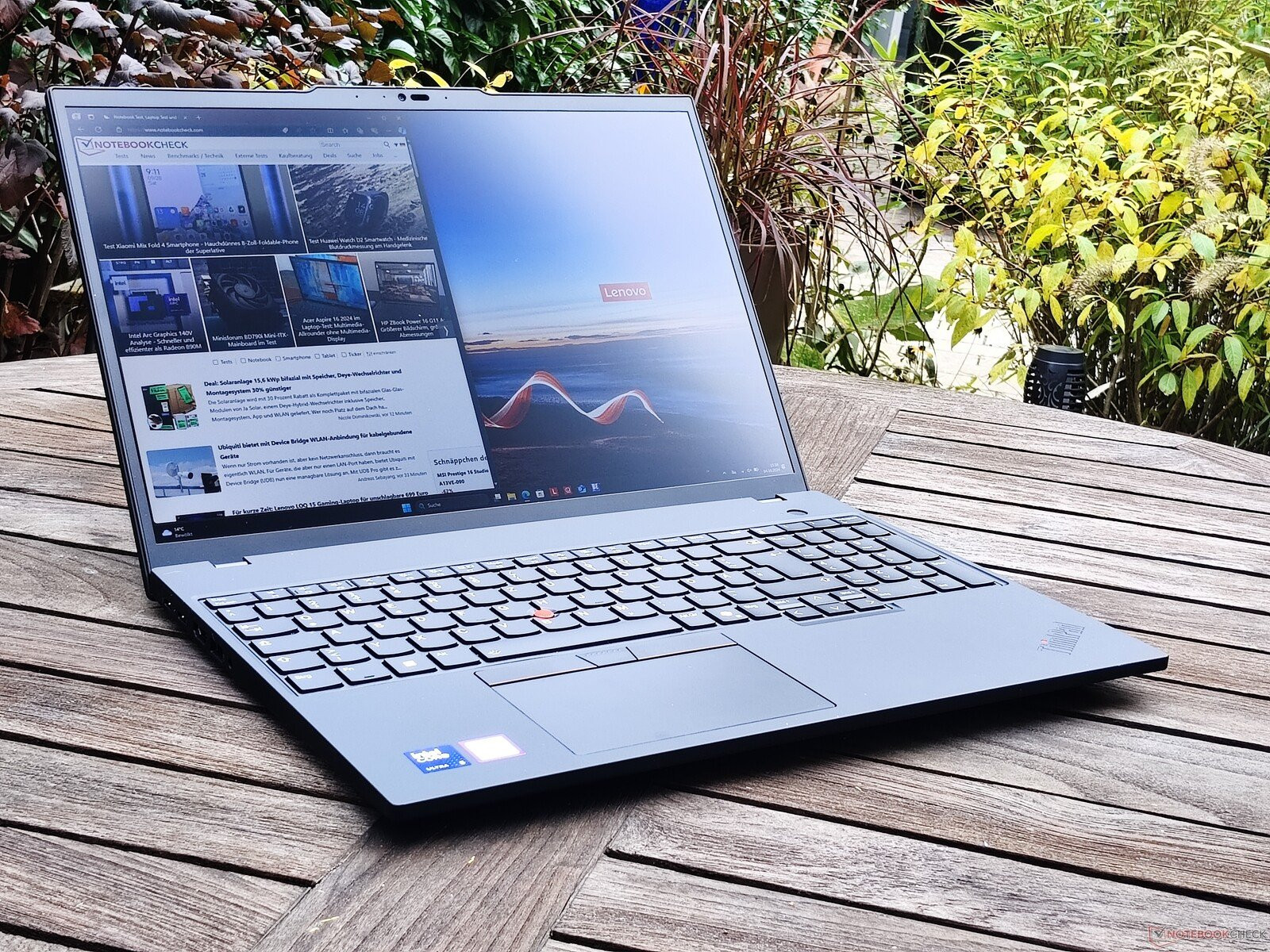 Lenovo ThinkPad T16 Gen 3 cho hình ảnh rõ nét, dễ nhìn ngay cả khi làm việc ngoài trời hoặc văn phòng nhiều đèn