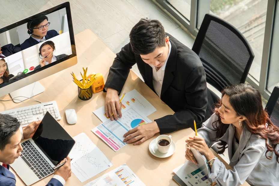 Tại văn phòng, phòng họp hybrid cần được trang bị:  Webcam chất lượng cao Micro đa hướng Màn hình hiển thị lớn