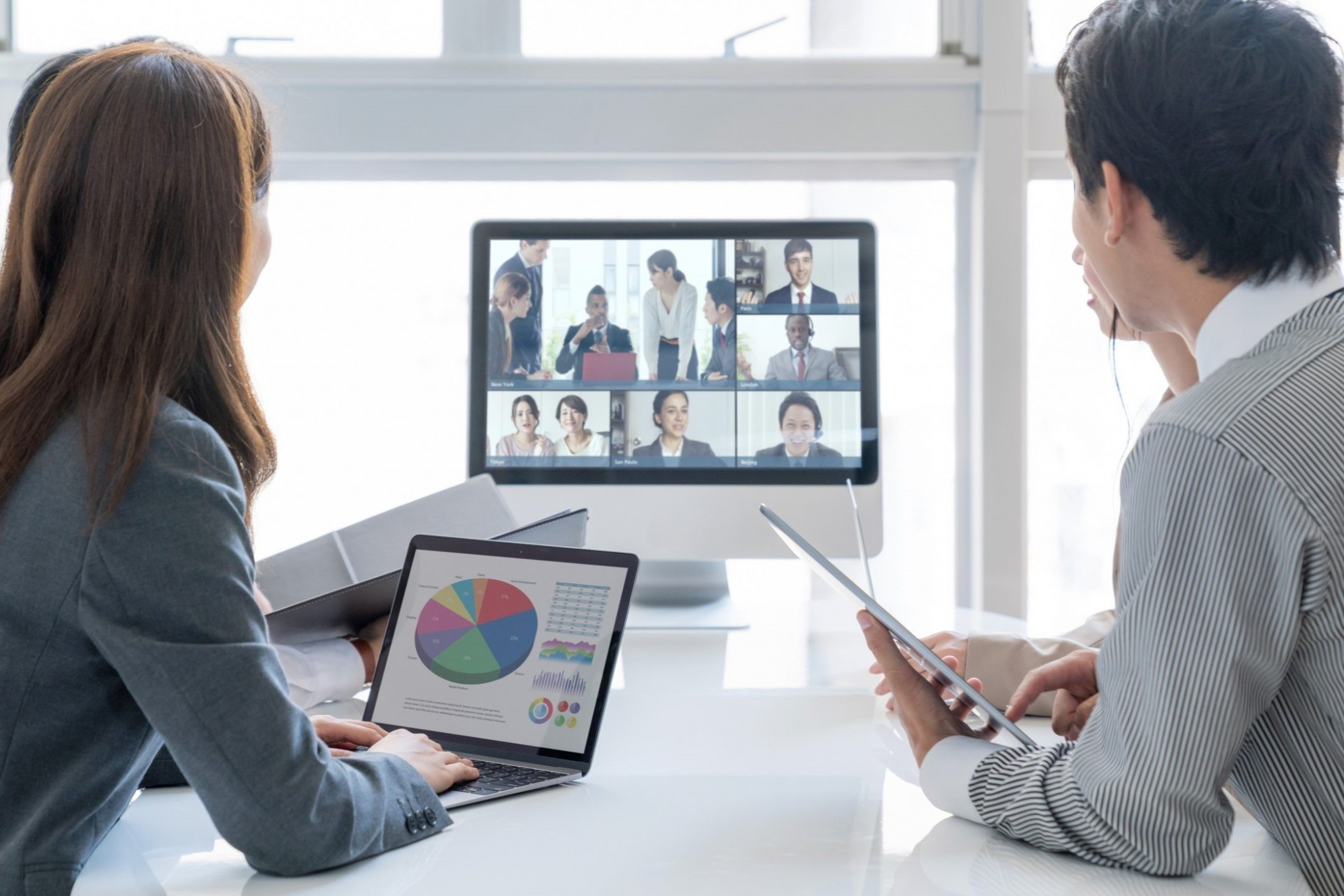 Setup văn phòng hybrid ngày nay không còn là lựa chọn mà trở thành yêu cầu chiến lược với các doanh nghiệp hiện đại hướng đến sự linh hoạt