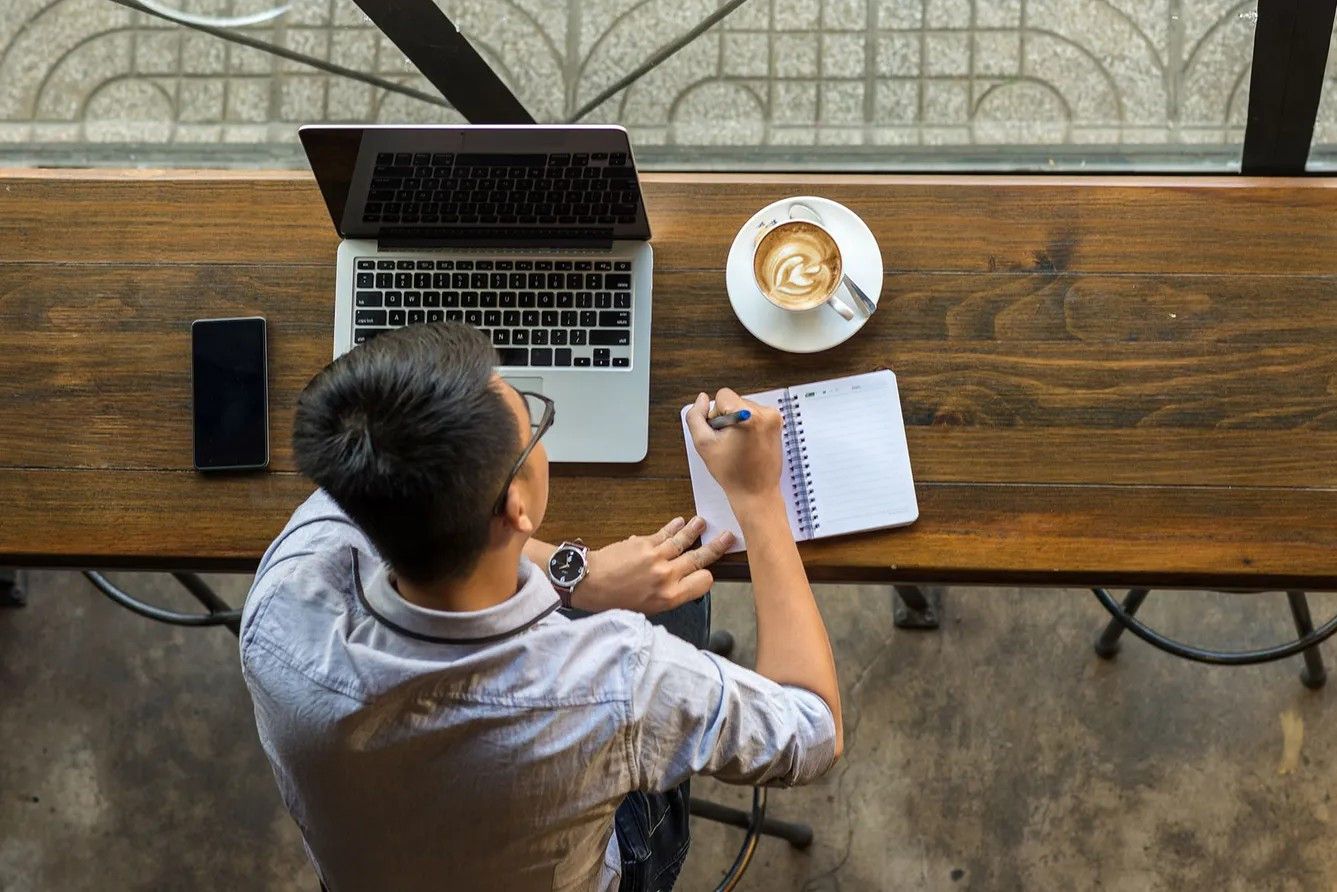 Xử lý các tình huống thực tế: Khi nhân sự làm việc tại khách sạn, quán cà phê, sân bay hoặc trên máy bay