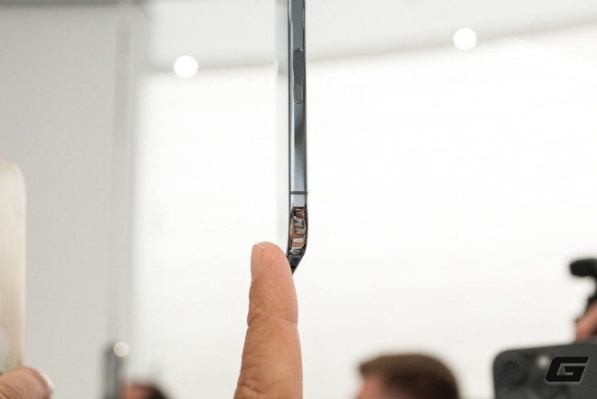 Cảm giác cầm iPhone Air rất thoáng và thoải mái. 
