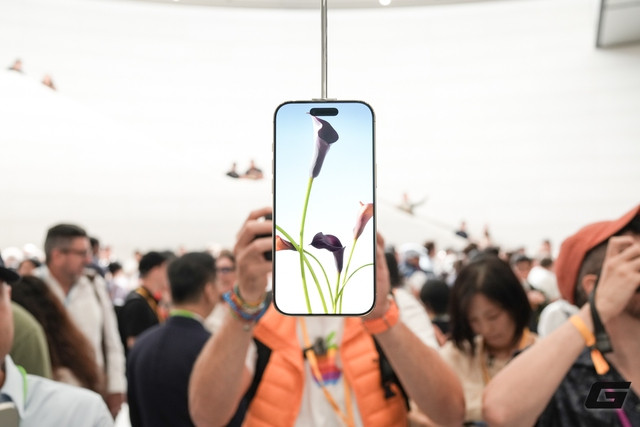iPhone Air được trang bị màn hình Super Retina XDR 6,5 inch hỗ trợ ProMotion 120 Hz, Always-On và độ sáng ngoài trời tối đa 3.000 nit. 