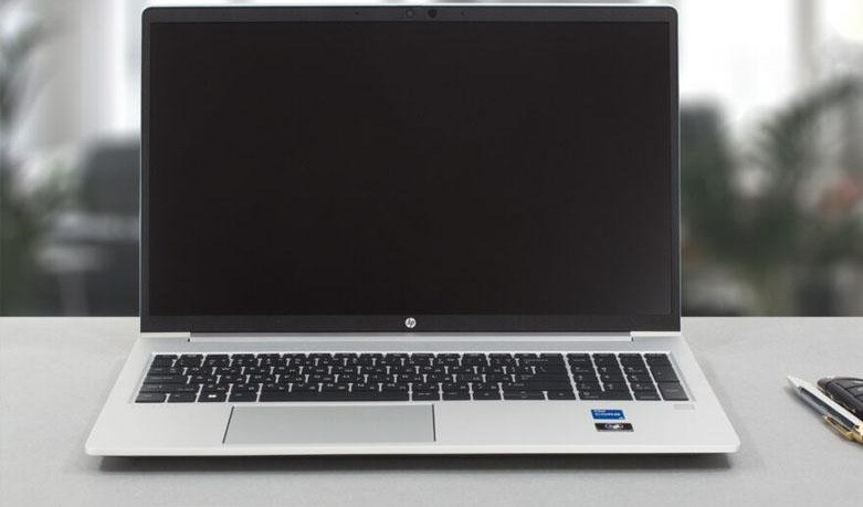 Laptop HP ProBook 450 G9 6M0Y5PA có bàn phím LED hỗ trợ làm việc hiệu quả trong điều kiện ánh sáng yếu, cùng touchpad nhạy và mượt mà