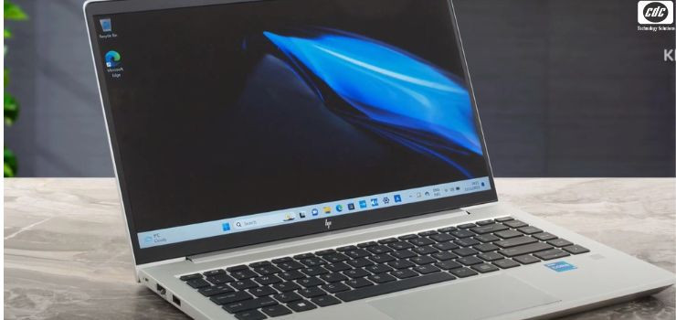 Laptop HP EliteBook 640 G10 873G4PA có thiết kế mỏng nhẹ, dễ dang di chuyển bên bạn.