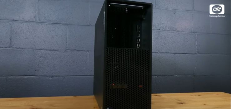 Máy trạm Lenovo ThinkStation P3 Tower 30GS00G5VA có thiết kế tối giản nhưng vô cùng chắc chắn, với kích thước 180 mm x 370 mm x 415 mm và trọng lượng 13.61 kg, giúp tiết kiệm không gian làm việc mà vẫn đảm bảo sự ổn định khi vận hành