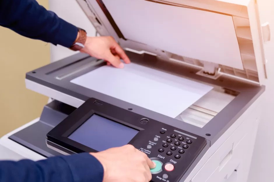 Khi làm việc với máy photocopy, không ít lần chúng ta gặp các trường hợp như kẹt giấy hay bản in bị sọc