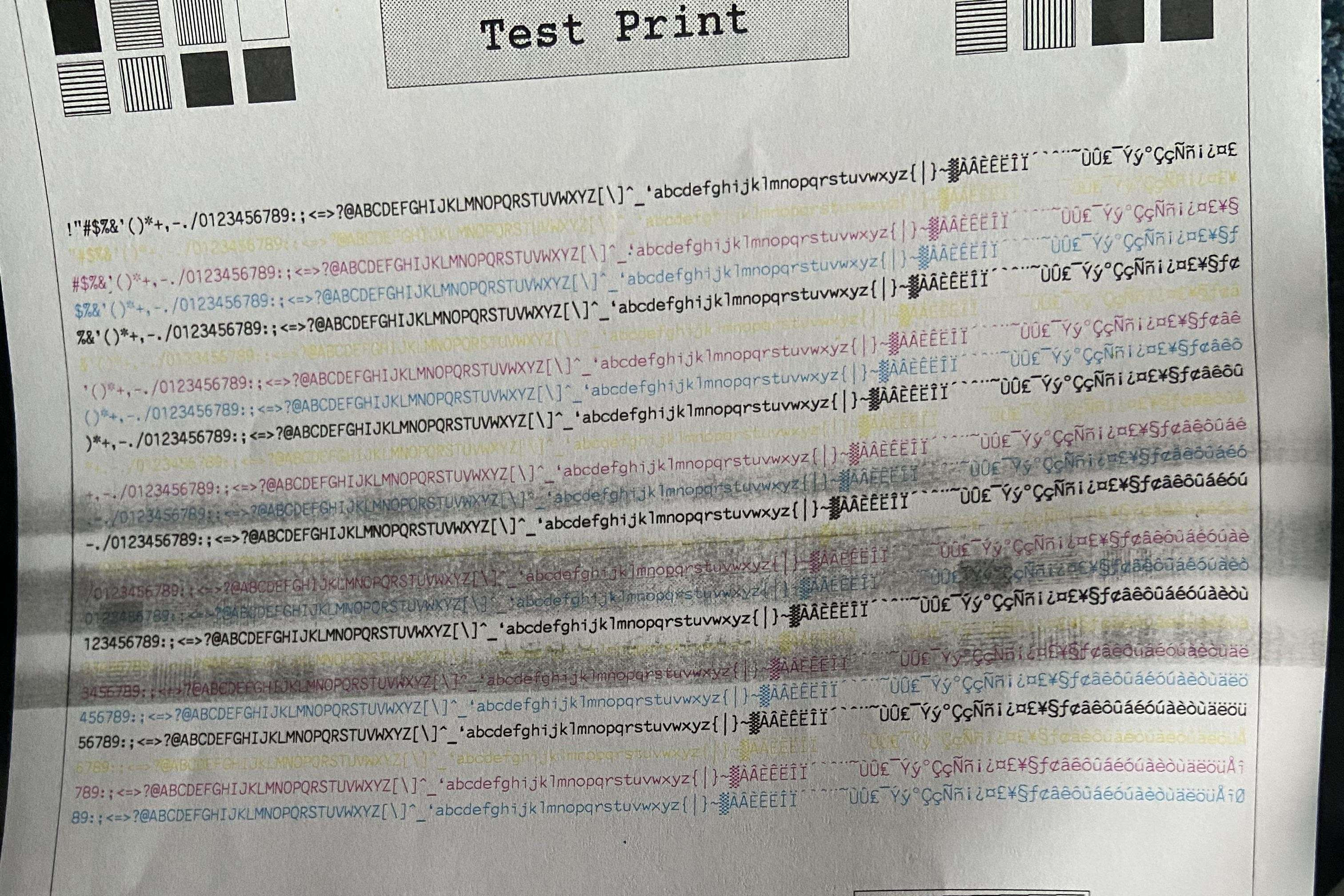 Hiện tượng bóng mờ thường xuất hiện khi nhiệt độ sấy không đủ hoặc giấy bạn sử dụng quá dày/mịn so với tiêu chuẩn của máy