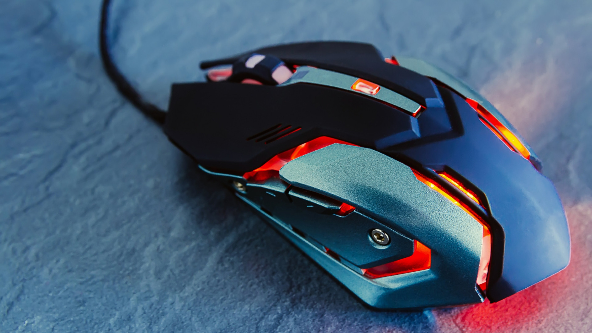 chuột gaming thường được trang bị cảm biến cao cấp (PixArt, HERO, Razer Focus+,…) giúp theo dõi chuyển động chính xác tới từng pixel