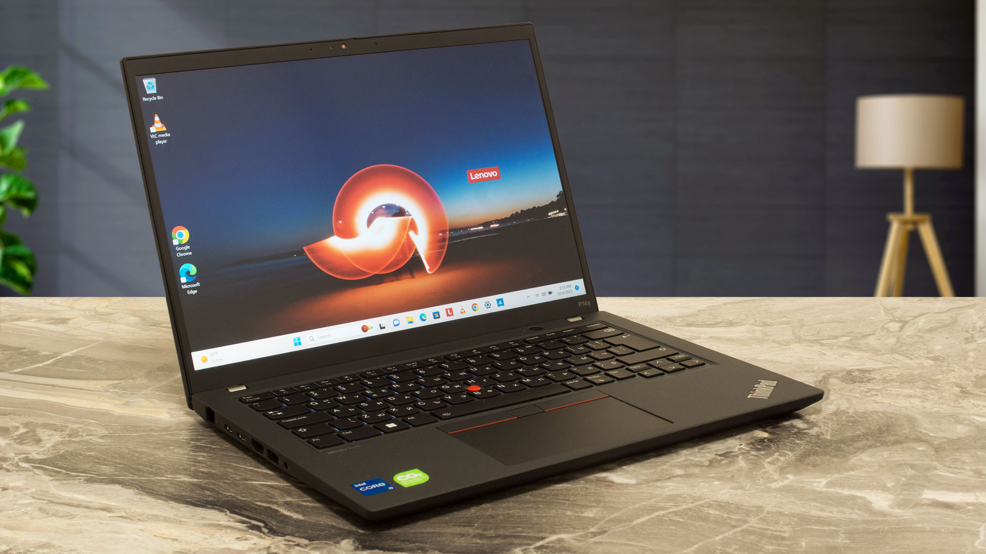 Đây là mẫu laptop màu đen dành cho người làm đồ họa, kỹ thuật cần hiệu năng mạnh mẽ nhưng vẫn muốn gọn nhẹ để mang đi hàng ngày.