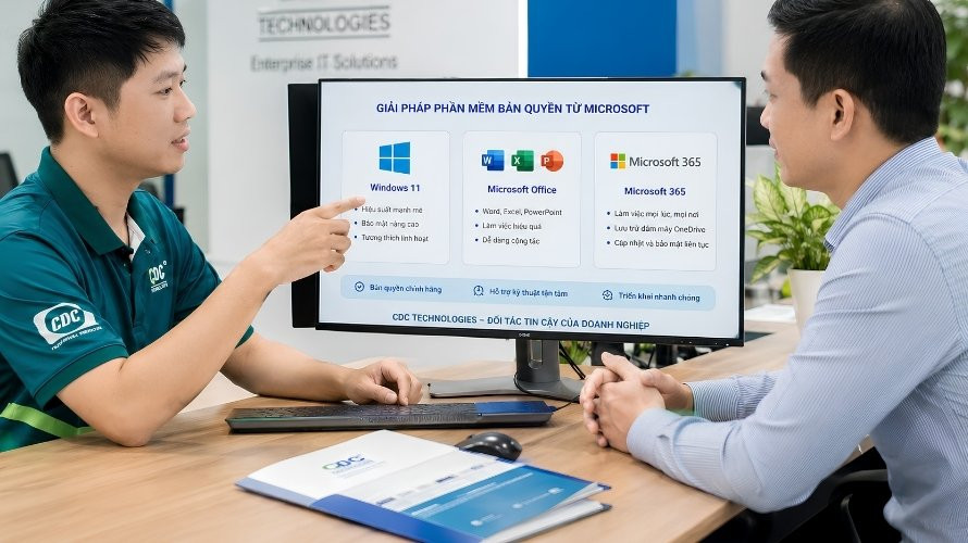 Hình ảnh nhân viên tư vấn đang giới thiệu các giải pháp phần mềm bản quyền cho khách hàng doanh nghiệp.