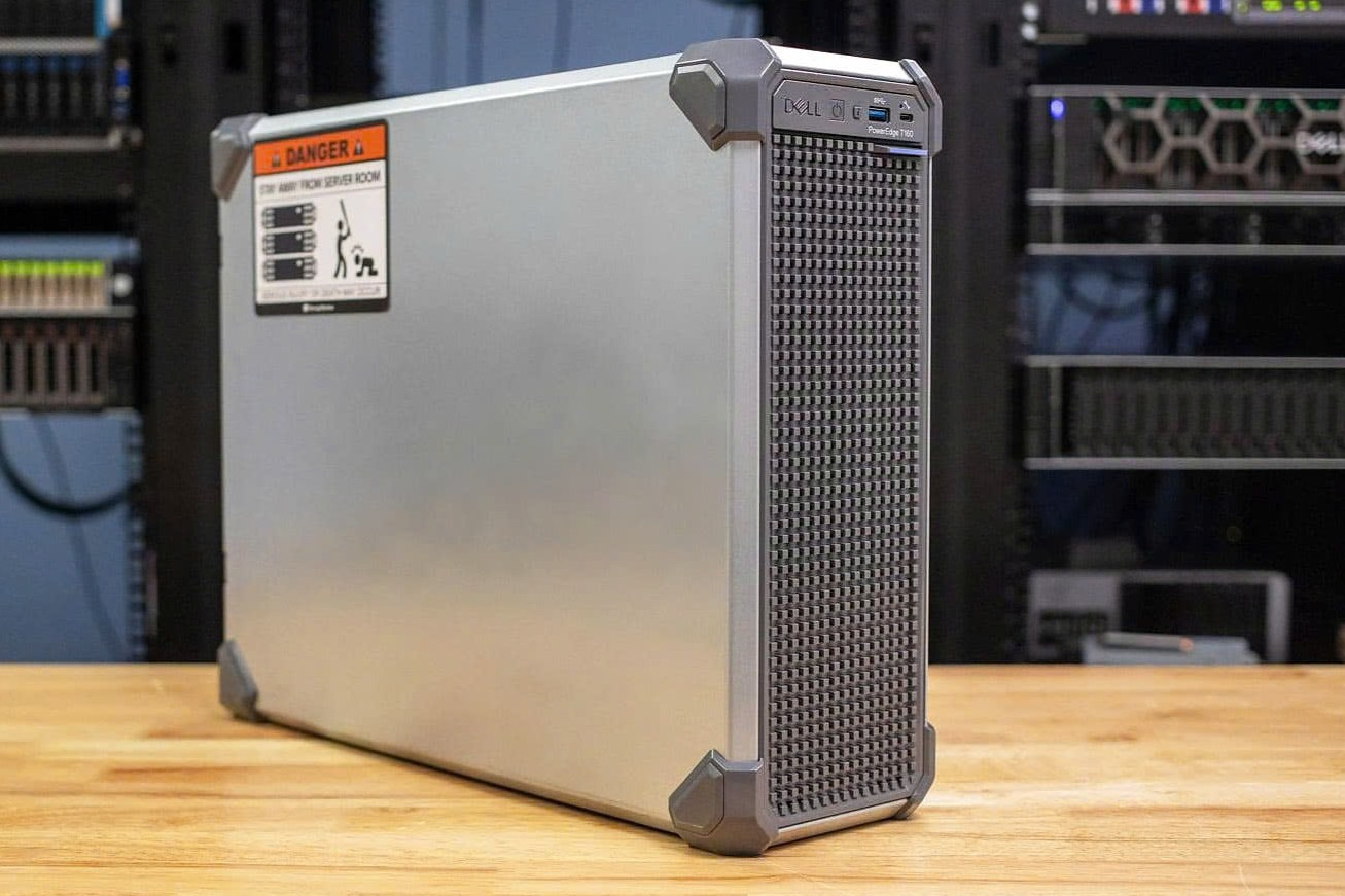 Dell PowerEdge T160 được trang bị sẵn ổ cứng 2TB HDD SATA 3.5 inch, tốc độ 7.200 vòng/phút, phù hợp cho nhu cầu lưu trữ dữ liệu dùng chung.