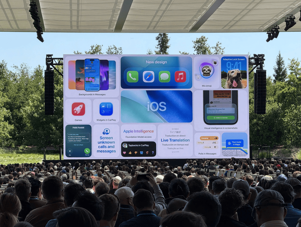 Khung cảnh sự kiện WWDC 2025, giới thiệu hệ điều hành iOS 26 mới. 