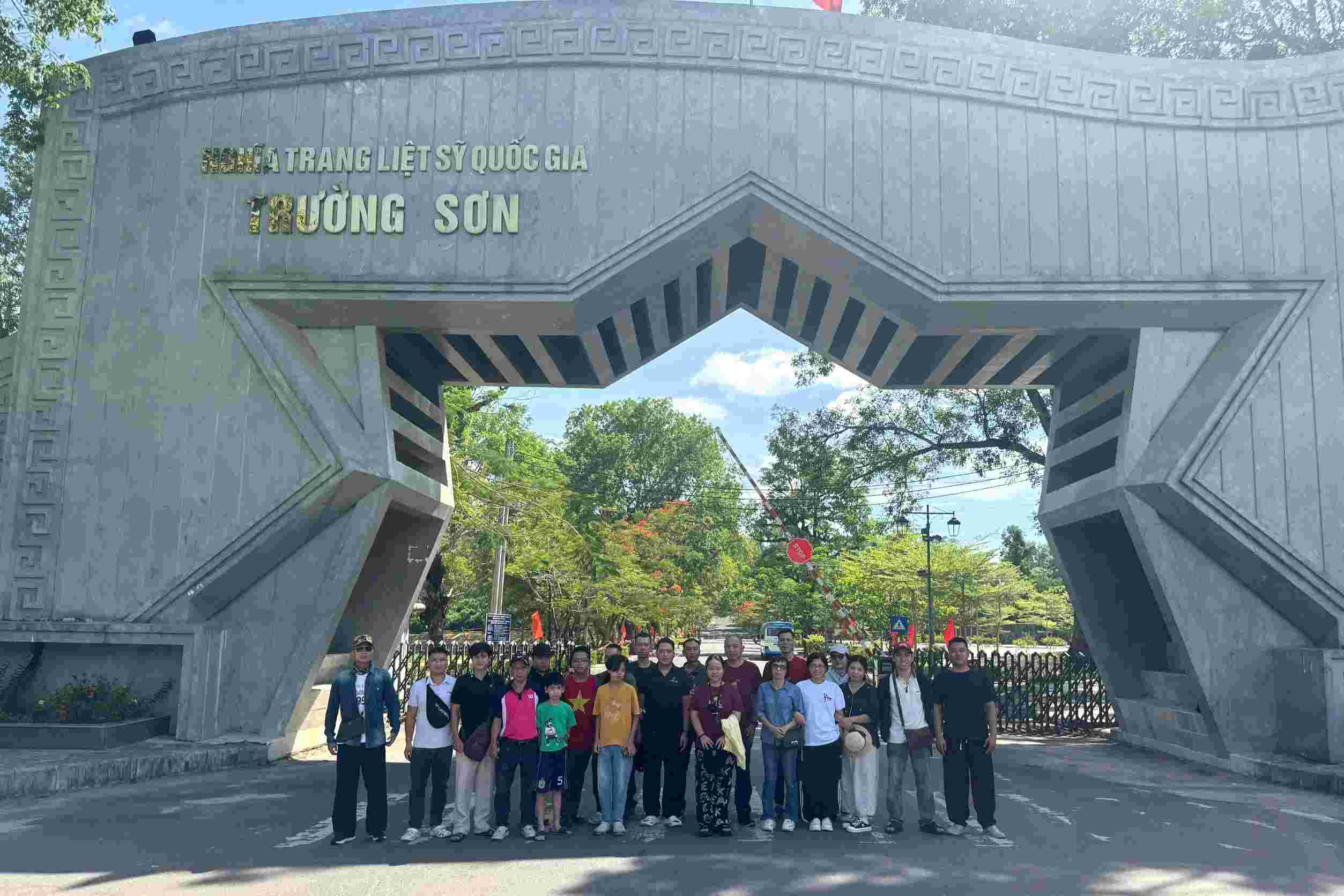 Trong trang phục lịch sự, đoàn CDC đã thành kính dâng hương tại Nghĩa trang Trường Sơn