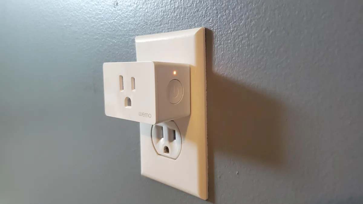 Đèn LED nhỏ cho biết trạng thái của ổ cắm thông minh, xem nó có đang khởi động lại hay tắt không.