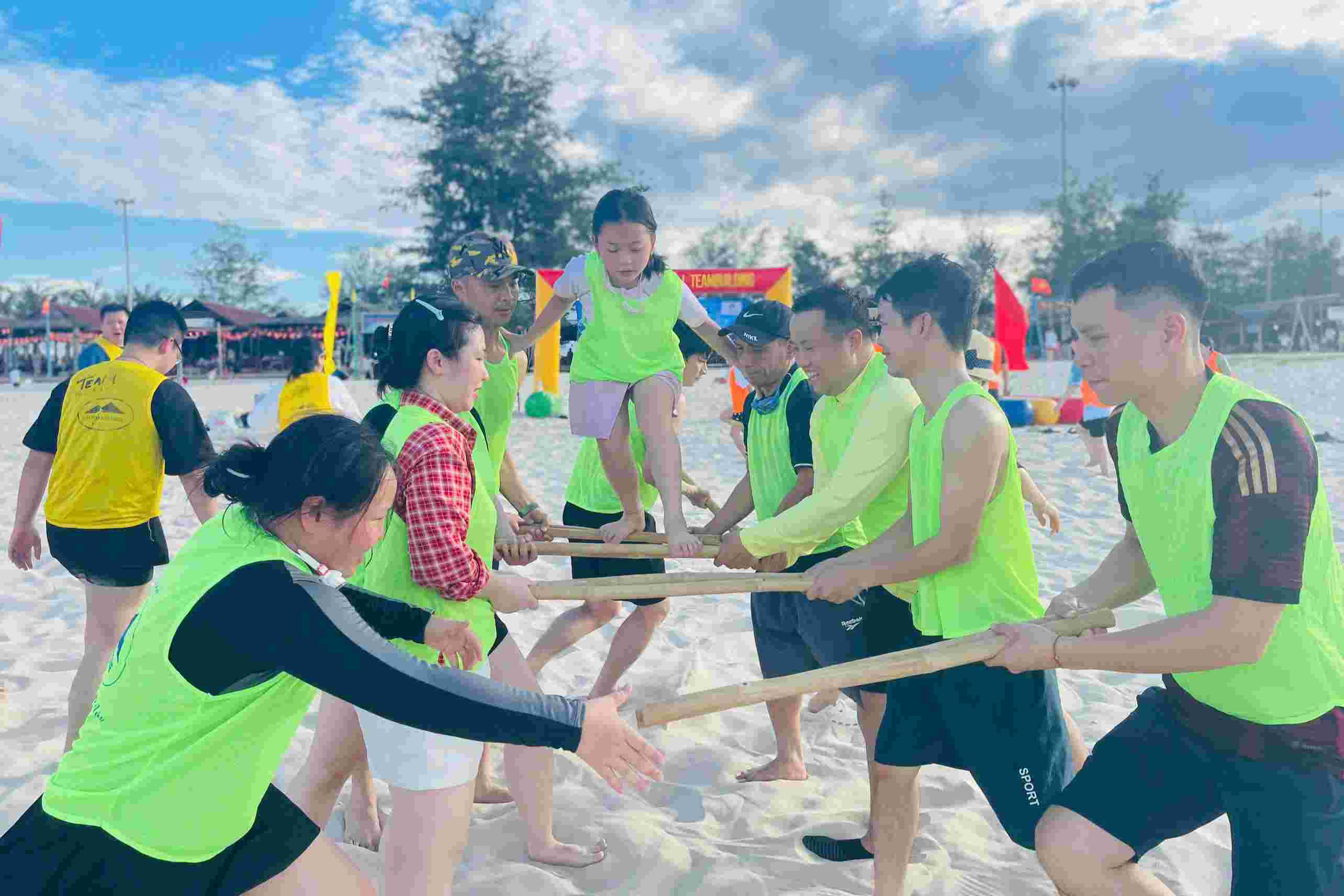 Các trò chơi được thiết kế kết hợp giữa thể lực, trí tuệ và sự phối hợp tập thể. 