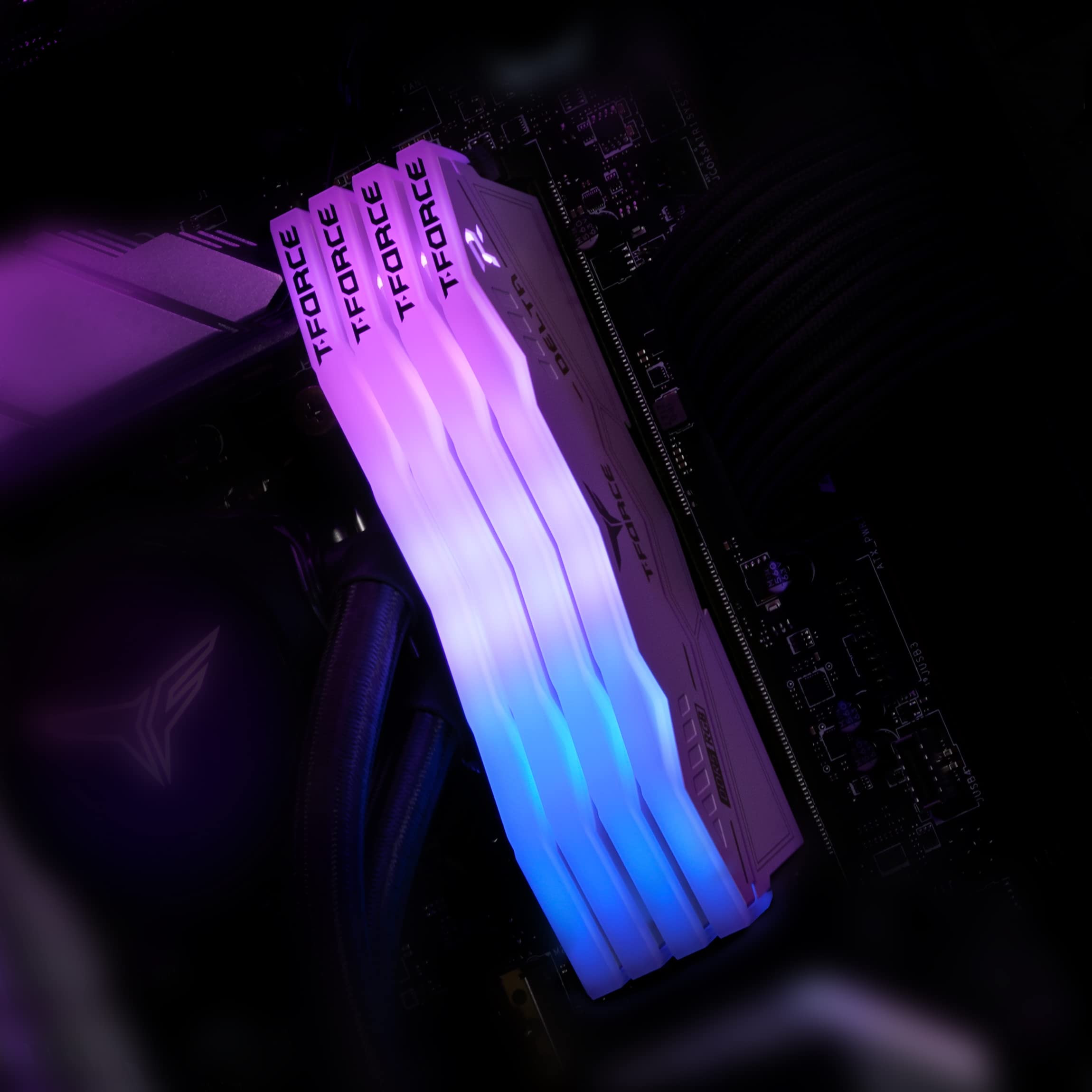 TEAMGROUP T-Force Delta DDR5 là mẫu RAM được nhiều game thủ yêu thích nhờ thiết kế mạnh mẽ, hầm hố với hệ thống LED RGB phủ dài toàn thân RAM. 