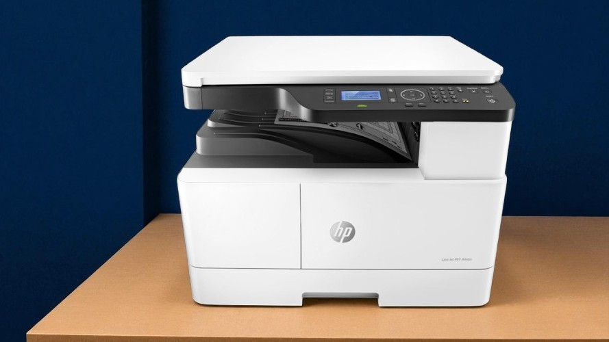 HP LaserJet M440dn hỗ trợ dải khổ giấy rất rộng, từ A6 đến A3, bao gồm cả các khổ đặc thù như B4, B5 (JIS), Oficio, 8K, 16K