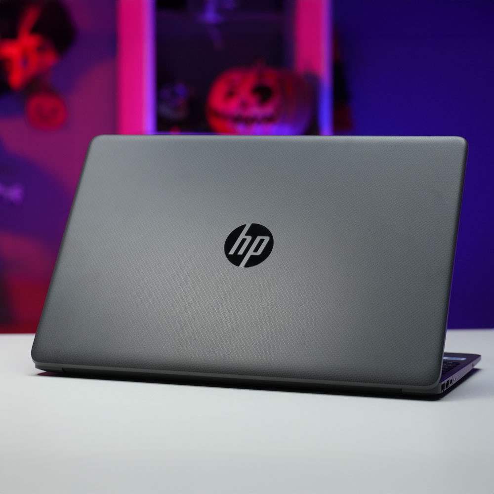 So với laptop 14 inch, màn hình lớn giúp người dùng giảm thao tác phóng to – thu nhỏ, từ đó làm việc nhanh và đỡ mỏi mắt hơn trong ngày dài.