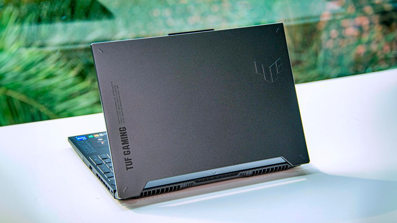 ASUS TUF Gaming F15 sở hữu thiết kế truyền thống, mang phong cách gaming nhẹ nhàng với logo TUF dập nổi. 