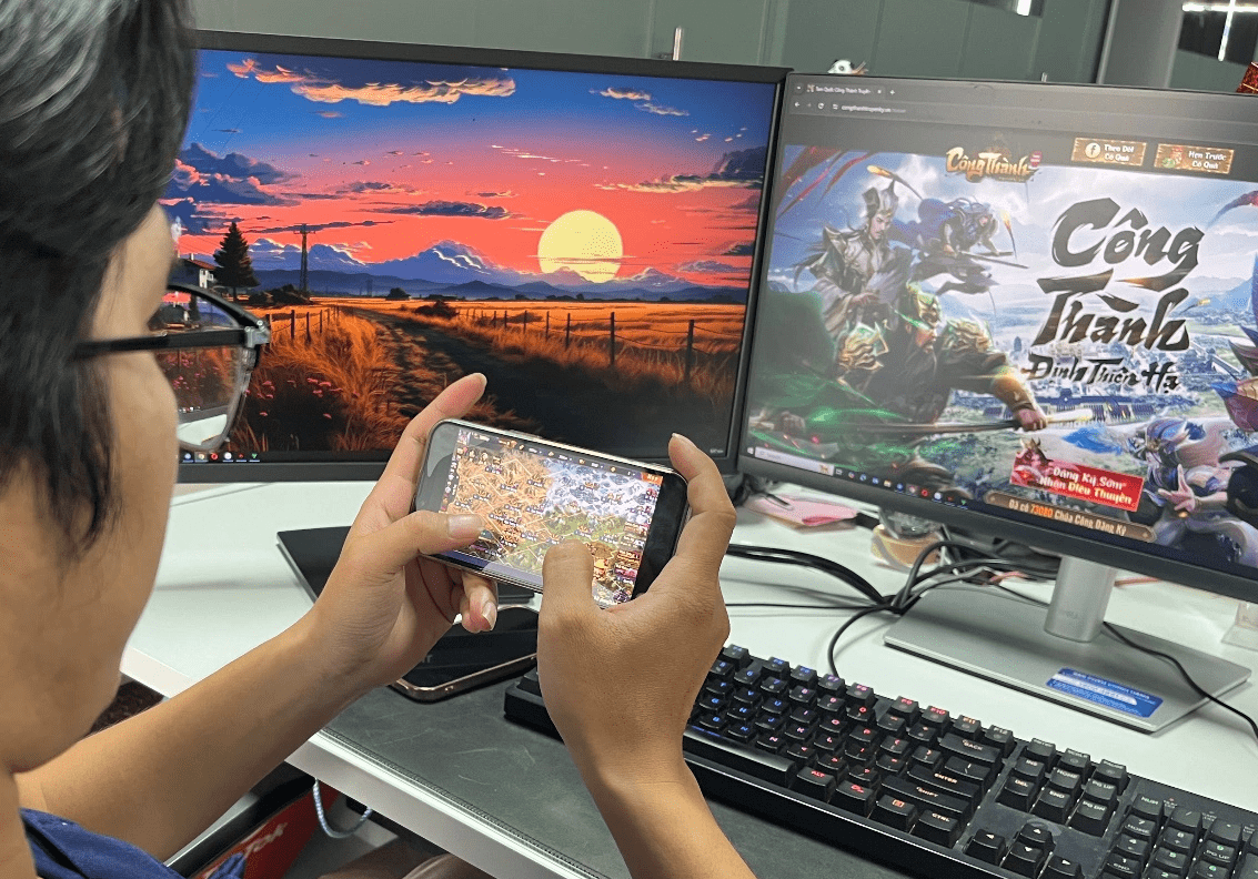 Game thủ trải nghiệm sớm trò chơi.