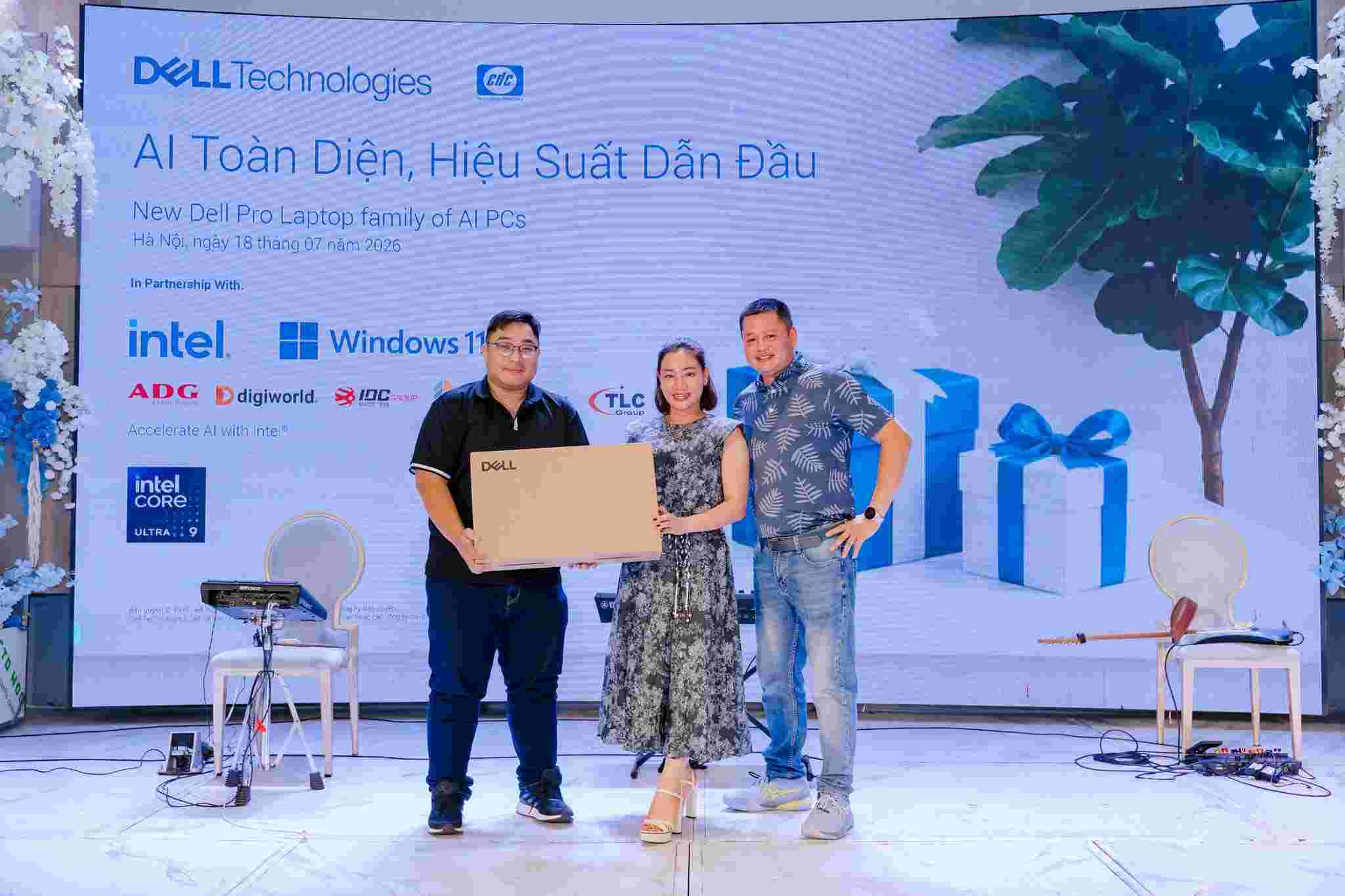 Trao quà hội thảo Dell