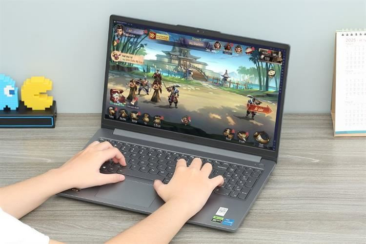 Dù nóng hơn laptop văn phòng, nhưng hoàn toàn trong mức an toàn cho máy gaming.