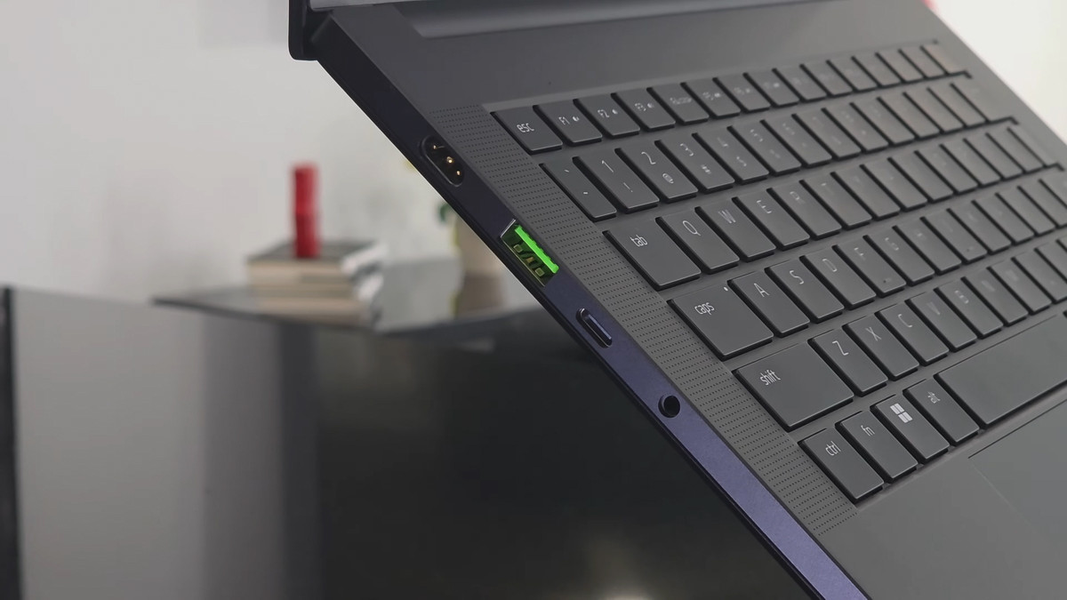 Razer Blade 14 2025 có đầy đủ cổng kết nối cần thiết cho công việc lẫn giải trí