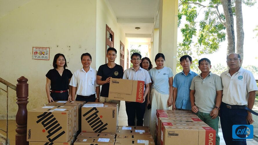 Đại diện điểm trường nhận các bộ máy tính và màn hình Lenovo trong chương trình Quỹ Thiện Tâm