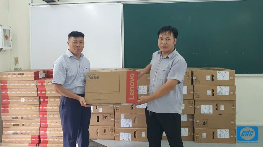 Đại diện trao thiết bị Lenovo và hồ sơ bàn giao tại một điểm tiếp nhận của chương trình Quỹ Thiện Tâm