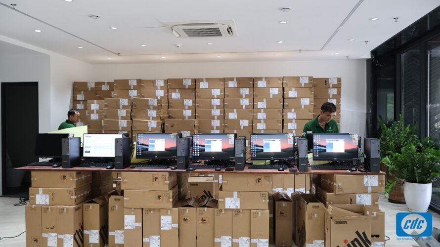 Các bộ Lenovo ThinkCentre được mở hộp để kiểm tra trước khi triển khai tới điểm trường